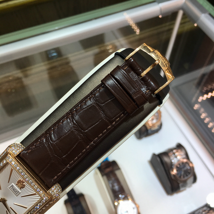 PIAGET 伯爵 BLACK-TIE 黑带系列，36x46毫米表径，18K玫瑰金后镶钻表壳，白色面盘，6点位置日期显示，自动上弦机械机芯。 单表无附件。
