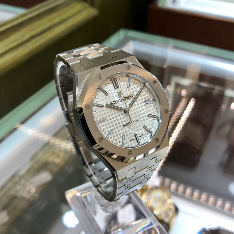 Audermars Piguet 爱彼 皇家橡树系列，15450ST.OO.1256ST.01。37毫米表径，精钢表壳搭配经反炫光处理的蓝宝石水晶玻璃镜面和底盖及旋入式表冠，银色表盘镌刻Grande Tapisserie“大格纹”装饰图案，搭配白金荧光立体时标和皇家橡树指针。Cal.3120自动上弦机械机芯，动力储备60小时。 全套附件齐全。