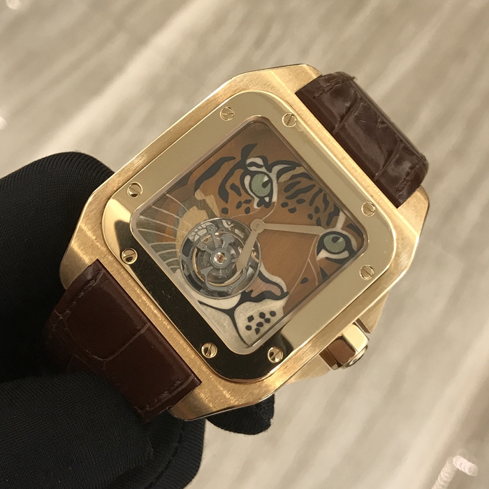 Cartier 卡地亚 桑托斯系列，HPI00328。54.9毫米表径，18K玫瑰金表壳。 雕刻木头拼接老虎面盘，6点位置陀飞轮装置。蓝宝石水晶玻璃表镜。手动上弦机械机芯，动力储备50小时。 单表无附件。