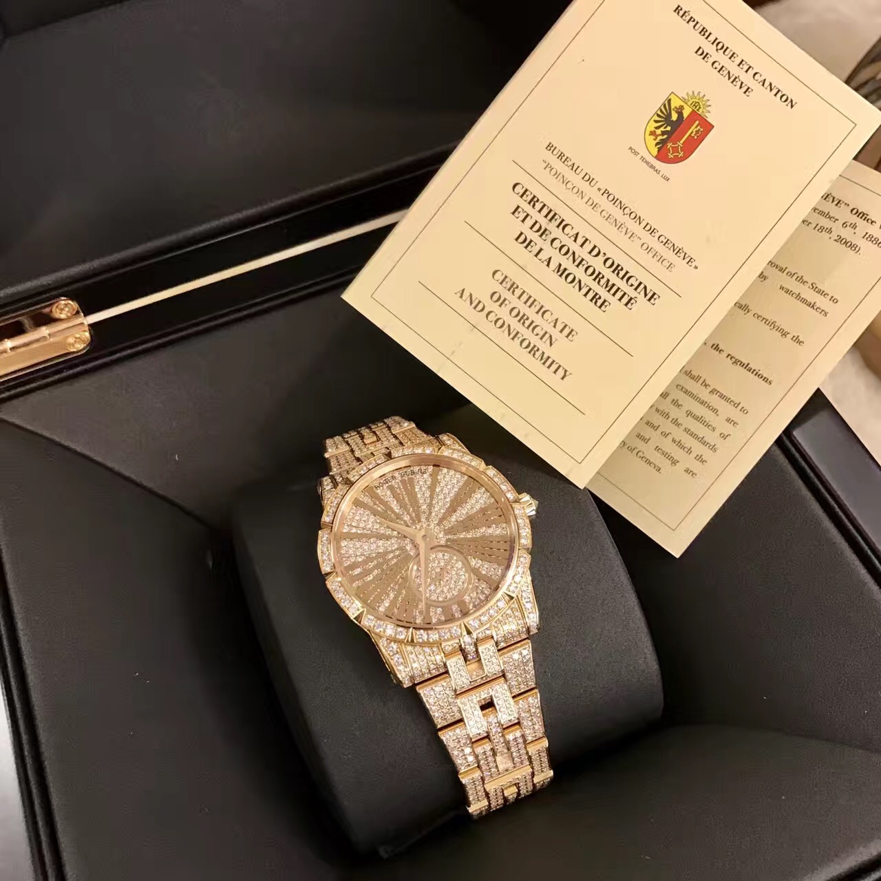 Roger Dubuis罗杰杜彼 Excalibur 王者至尊系列，RDDBEX0416。18k玫瑰金满钻，铺镶明亮式切割钻石（约11.92克拉）。 36毫米表径。铺镶钻石表盘，罗马金质字立体罗马时标。自产 RD821 自动上链机械机芯，动力储备48小时，机芯镌刻日内瓦印记。
