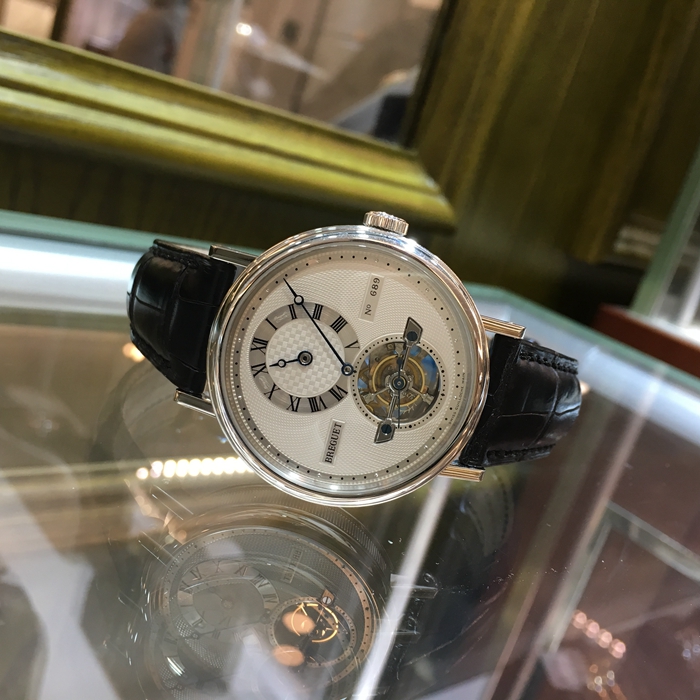 Breguet 宝玑 经典复杂系列，5307PT/12/9V6。39毫米表径，PT950铂金表壳，白色面盘，6点位置陀飞轮装置，12点位置罗马数字时标，自动上弦机械机芯。 单表无附件。