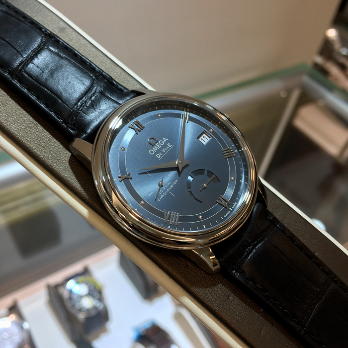Omega 欧米茄 碟飞系列，424.13.40.21.03.002。39.5毫米表径，精钢表壳，镀铹面盘，3点位置日期显示，6点位置动力储备显示，自动上弦机械机芯，动力储备48小时。未使用品全套附件齐全。 专柜定价：35500元。