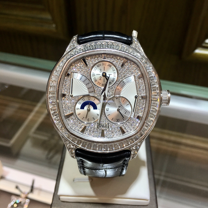 PIAGET 伯爵 凡珍品系列，G0A35020。46.5毫米表径，18K白金表壳，椭圆形镶钻表盘，自动上弦机械机芯。专柜定价：2284300元。 全套附件齐全。