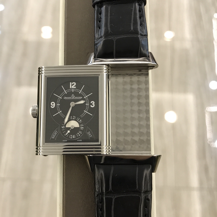 Jaeger-LeCoultre 积家 Reservo 翻转腕表系列，Q3748421。48.5x29.5毫米表径，精钢表壳，两个表盘分别显示两个不同的时间。正面显示标准时间，并设有小秒针于6点位置和12点位设日期窗口，表盘外侧饰以垂直雕纹、中间以巴黎钉饰纹修饰。背面显示第二时区时间，并设有昼／夜指示功能。手动上弦机械机芯，动力储备48小时。专柜定价：72500元。 单表无附件。