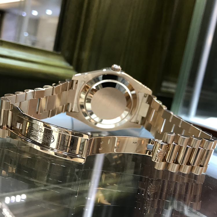 Rolex 劳力士 星期日历型系列，218235-83215 B2RU。41毫米表径，18K玫瑰金表壳，黑色面盘，10颗镶钻时标，2颗红宝石时标，3点位置日期显示，12点位置为星期显示，专柜定价：346100元。 全套附件齐全。