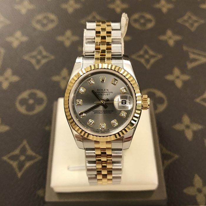 ROLEX 劳力士 女装日志型，179173。26毫米表径，间金表壳，银色表盘镶钻，防反光凸透式放大日历窗。自动上弦机械机芯，动力储备48小时。 全套附件齐全。