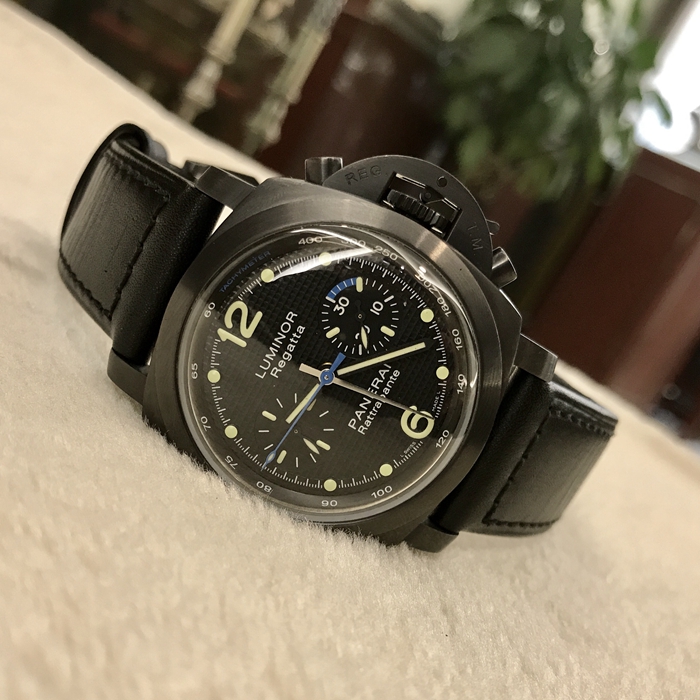 Panerai 沛纳海  限量珍藏款系列，PAM 00332。44毫米表径，精钢表壳，9点位置小秒针，计时功能自动上弦机械机芯，动力储备42小时。专柜定价：121200港币。 全套附件齐全。