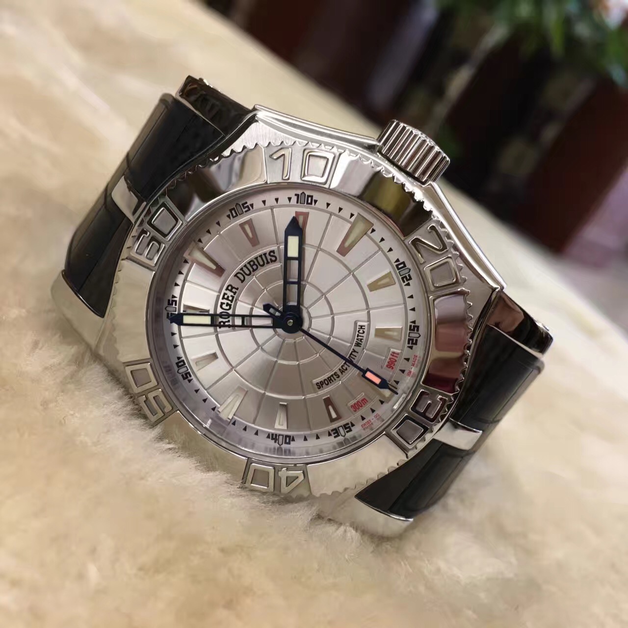 RogerDubuis 罗杰杜彼，?SE 46 57。46毫米表径，精钢表壳?18K白金圈，银色面盘，背透自动上弦机械机芯。 全套附件齐全。