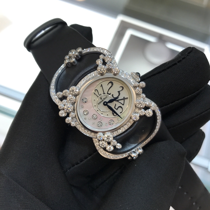 Audermars Piguet 爱彼 Millenary千禧系列，77227BC.ZZ.A007SU.01。39.5毫米表径，18K白金原钻表壳，银白色椭圆形面盘，偏离圆心的区域采用白珍珠母，蓝宝石水晶玻璃表镜，自动上弦机械机芯，动力储备38小时。 单表无附件。