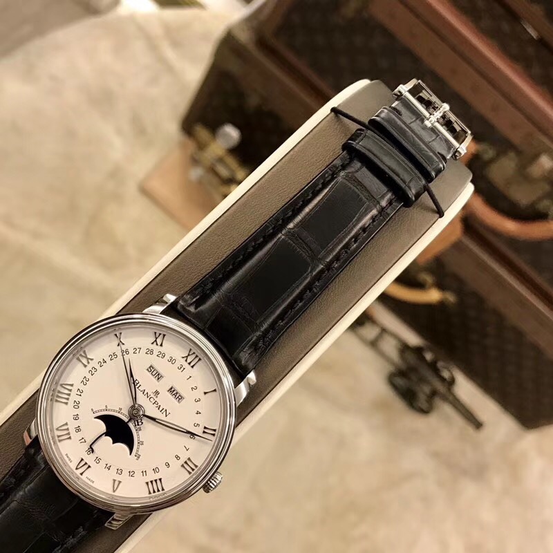 Blancpain 宝珀 Villeret 经典系列，6654-1127-55B，精钢表壳，40毫米表径，白色面盘，罗马数字时标，6点位置月相显示，12点位置为星期、月份显示。Cal.6654 自动上弦机芯，动力储备72小时。专柜售价：115500元。 单表附保卡。