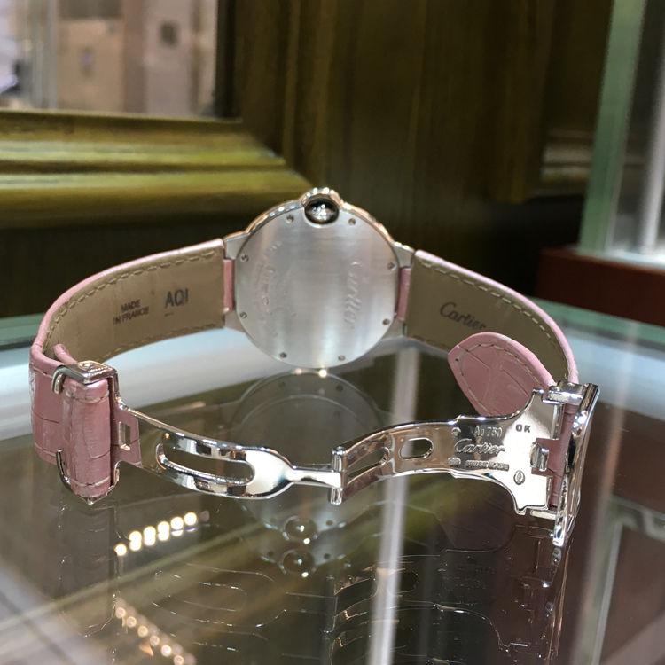 Cartier 卡地亚 Ballon Bleu 蓝气球系列，WE900651。36.6毫米表径，18K白金原钻表壳，镀银扭索雕纹面盘，罗马数字时标，Cal.076自动上弦机械机芯。专柜定价：276000元。 单表无附件。