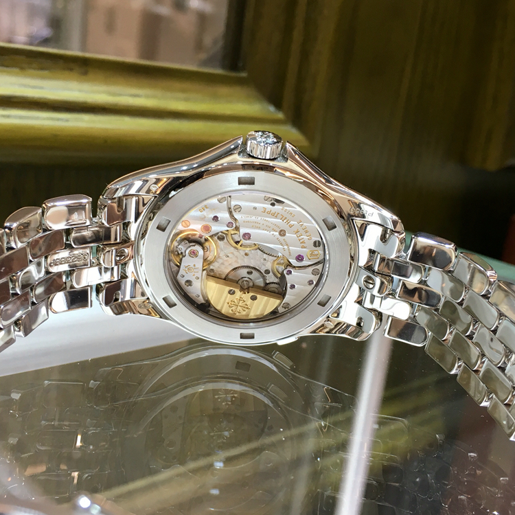 PATEK PHILIPPE 百达翡丽 复杂功能时计系列，5131/1P-001。39.5毫米表径，PT950铂金表壳，表盘中心为掐丝珐琅工艺制作的北极地图图案，世界时间，24个时间的24小时与昼/夜显示。240 HU自动上弦机械机芯，动力储备48小时，专柜定价：982100元。 未使用品单表附保卡。