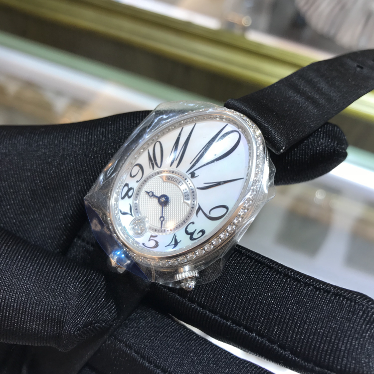 Breguet 宝玑 Reine de Naples 那不勒斯皇后系列，8918BB/58/864/D00D。36.5*28.45毫米表径，18K白金原钻表壳，镀银金面盘，局部缀以白色天然贝母，Cal.537/3自动上弦机械机芯，专柜定价：284200元。 未使用品全套附件齐全。