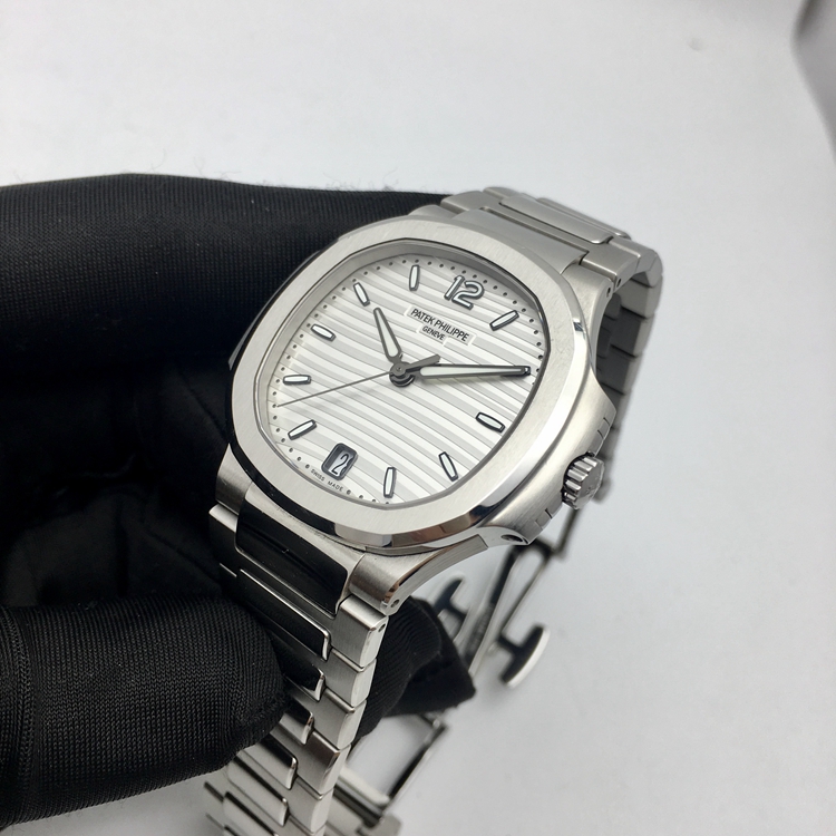 PATEK PHILIPPE 百达翡丽 NAUTILUS 运动系列，7118/1A-010。35.2毫米表径，精钢表壳，银白色表盘，覆荧光涂层的金质立体时标，6点位置日期显示，Cal.324 S C自动上弦机械机芯，动力储备45小时。专柜定价：181800元。 全套附件齐全。PATEK PHILIPPE 百达翡丽 NAUTILUS 运动系列，7118/1A-010。35.2毫米表径，精钢表壳，银白色表盘，覆荧光涂层的金质立体时标，6点位置日期显示，Cal.324 S C自动上弦机械机芯，动力储备45小时。专柜定价：181800元。 全套附件齐全。