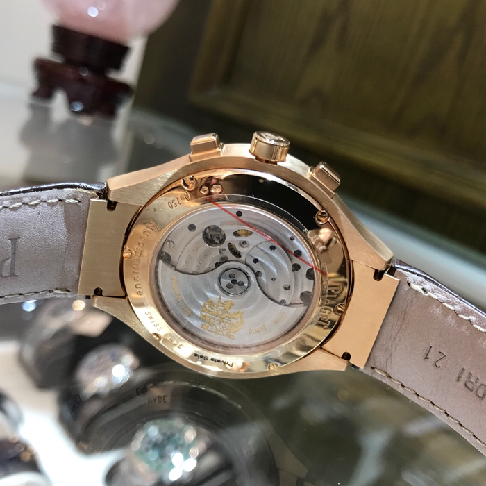 PIAGET 伯爵 POLO系列，G0A32039。43毫米表径，18K玫瑰金表壳，白色面盘，大日历显示，双时区功能、计时功能自动上弦机械机芯，动力储备50小时。专柜定价：281450元。 单表无附件。