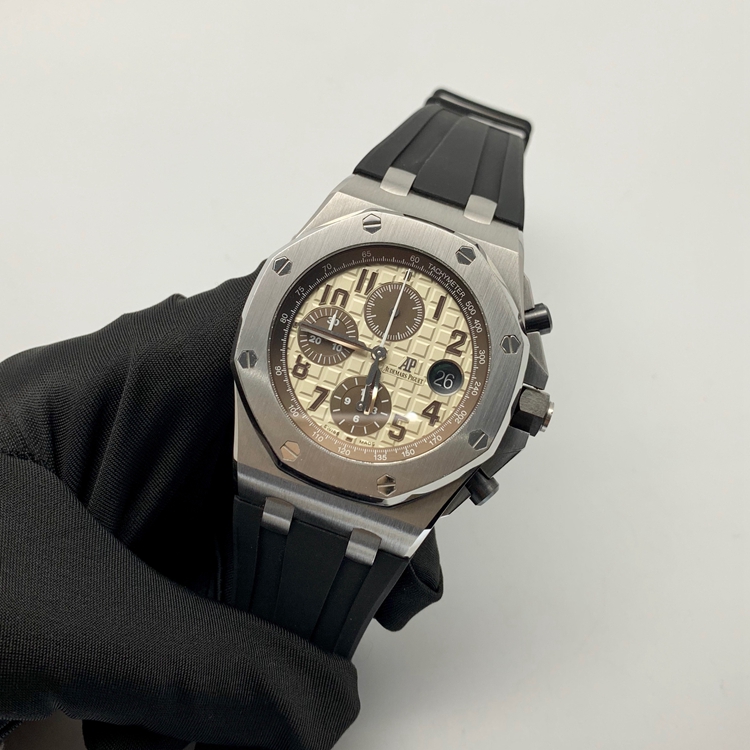 Audermars Piguet 爱彼 皇家橡树离岸型系列，26470ST.OO.A801CR.01。42毫米 表径，精钢表壳，象牙白表盘镌刻“Méga Tapisserie”超大格纹装饰，搭配棕色计时器、棕色荧光阿拉伯数字、白金荧光皇家橡树指针及棕色内表圈，3点位置日期显示， Cal.3126/3840自动上弦机械机芯，?专柜定价：195000元。 单表无附件。