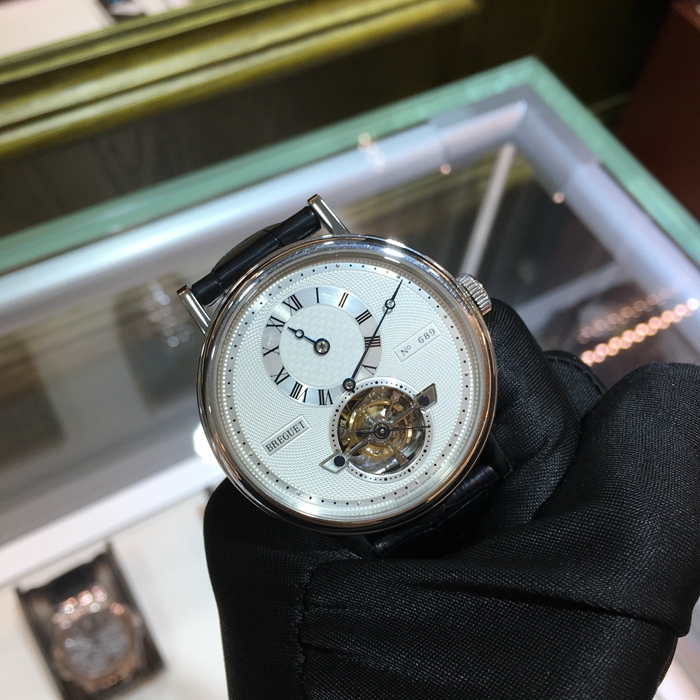 Breguet 宝玑 经典复杂系列，5307PT/12/9V6。39毫米表径，PT950铂金表壳，白色面盘，6点位置陀飞轮装置，12点位置罗马数字时标，自动上弦机械机芯。 单表无附件。