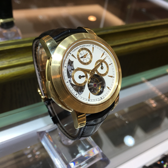 Girard-Perregaux 芝柏 男表系列，99741-52-831-BAEA。42毫米表径，18K玫瑰金表壳，白色面盘，三点位置日期显示，六点位置陀飞轮装置，十二点位置为月份显示，万年历、三问功能，手动上弦机械机芯，动力储备75小时。专柜定价：5463000元。 全套附件齐全。