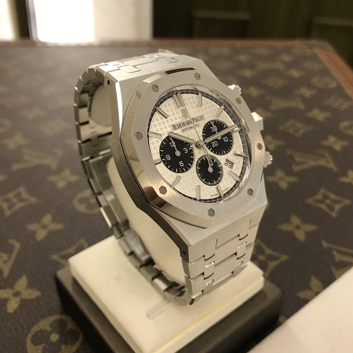 Audermars Piguet 爱彼 皇家橡树系列，26331ST.OO.1220ST.03。41毫米表径，精钢表壳，银色表盘镌刻“Grande Tapisserie”大型格纹装饰，搭配黑色副表盘和外区，白金材质荧光立体时标和皇家橡树指针，日期显示、计时功能自动上弦机械机芯，动力储备40小时。 未使用品全套附件齐全。
