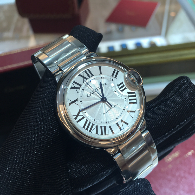 Cartier 卡地亚 Ballon Bleu 蓝气球系列，W6920046。36.6毫米表径，精钢表壳，镀银面盘，罗马数字时标，Cal.076自动上弦机械机芯，专柜定价：45400 元。 未使用品全套附件齐全。