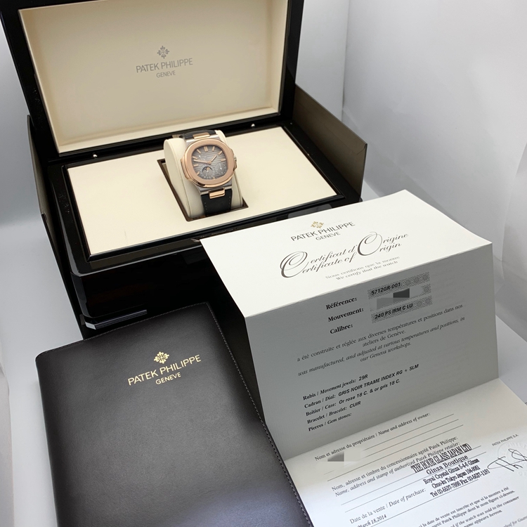 PATEK PHILIPPE 百达翡丽 NAUTILUS 运动系列，5712GR-001。40毫米表径，18K玫瑰金/18K白金表壳，10个18K玫瑰金棒式时标，18K玫瑰金棒式时针分针，白色涂漆18K黄金秒针、指针式日期显示、动力储备显示、月相显示功能，Cal.240 PS IRM C LU自动上弦机械机芯，动力储备48小时。专柜定价：339900元。 全套附件齐全。