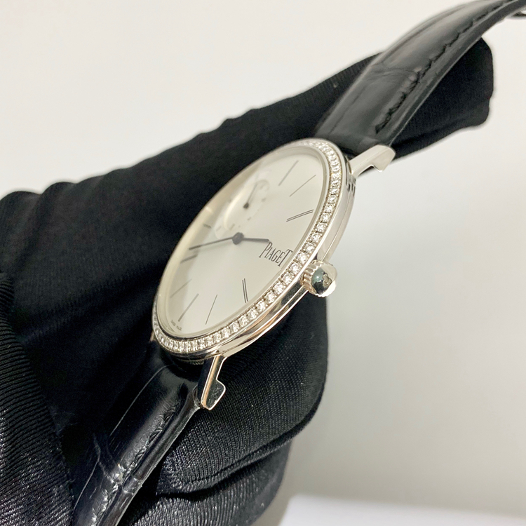 PIAGET 伯爵 ALTIPLANO系列，G0A35118。40毫米表径，18K白金镶钻表壳，银灰色面盘，10点位置小秒针装置。手动上弦机械机芯，动力储备61小时。专柜定价：202000元。 全套附件齐全。