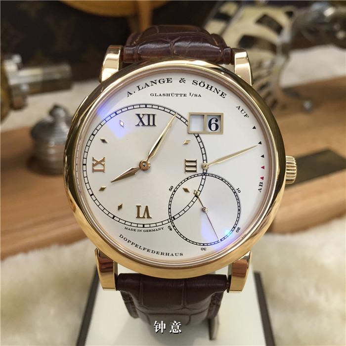 A. Lange & Sohne 朗格 LANGE 1 系列，115.032。41.9毫米表径，18k玫瑰金表壳，米白色表盘。偏心时间显示；具备停秒装置的小秒盘；大日历显示；UP/DOWN动力储存指示。自产Cal.L901.2手动上弦机械机芯，动力储备72小时。