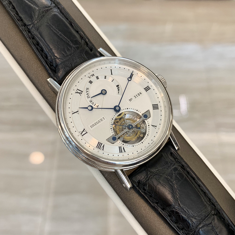 Breguet 宝玑 经典复杂系列，5317PT/12/9V6。39毫米表径，PT950铂金表壳，银灰色面盘，罗马数字时标，6点位置为陀飞轮装置，12点位置为动力储备装置，Cal.587DR自动上弦机械机芯，动力储备120小时，专柜定价：1089700元。 单表无附件。