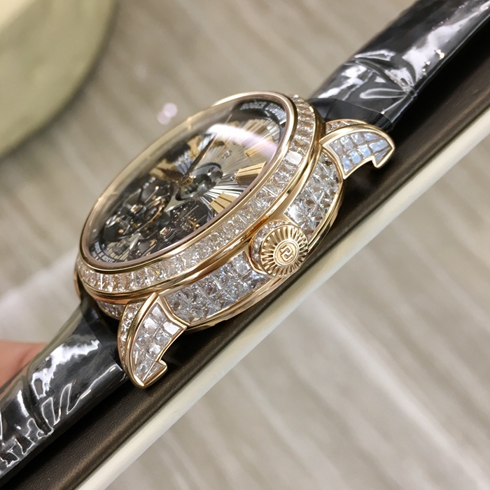 RogerDubuis 罗杰杜彼 Hommage 致敬系列，RDDBHO0570。45毫米表径，18K玫瑰金表壳镶钻，银灰色面盘，罗马数字时标，双陀飞轮装置。手动上弦机械机芯，动力储备50小时。专柜定价：4865000元。 全套附件齐全。