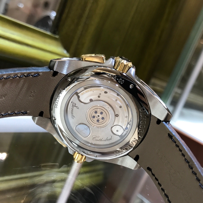 Ulysse Nardin 雅典 鎏金系列，675-00。44毫米表径，钛金属表壳，陶瓷表圈，大日历显示，双时区，闹钟功能。自动上弦机械机芯，动力储备42小时。专柜定价：388000港币。 未使用品全套附件齐全。