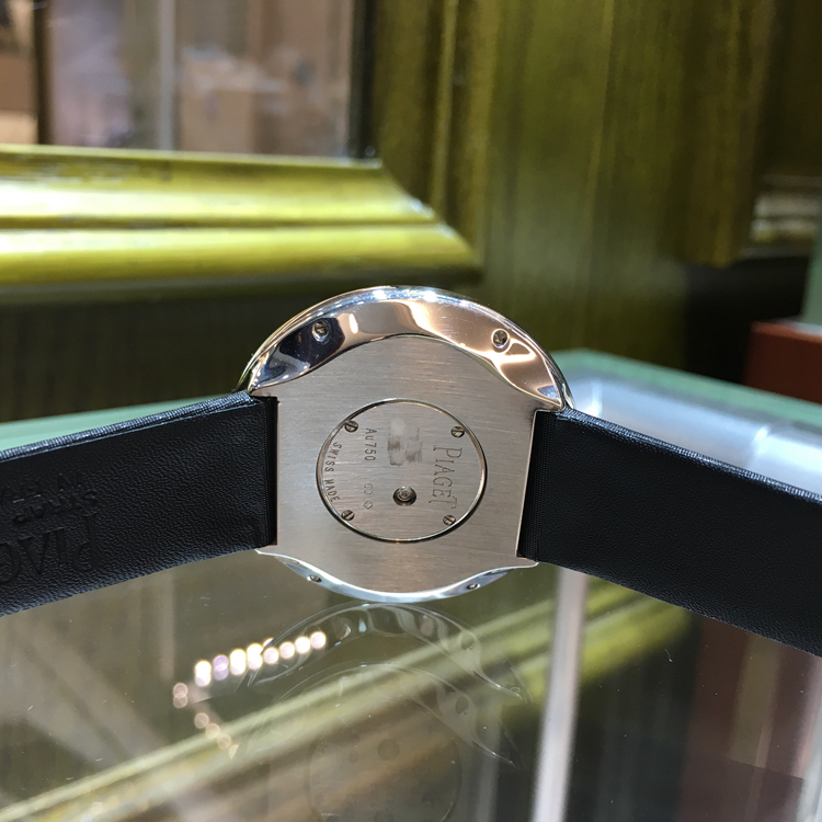 PIAGET 伯爵 LIMELIGHT系列，G0A37156。39毫米表径，18K白金原钻表壳镶衬52颗圆形美钻（约 1.6克拉），表盘镶衬335颗圆形美钻（约 2.3克拉），搭配18K白金时标，罗马数字时标，Cal.56P精准石英机身，专柜定价：488500元。 全套附件齐全。