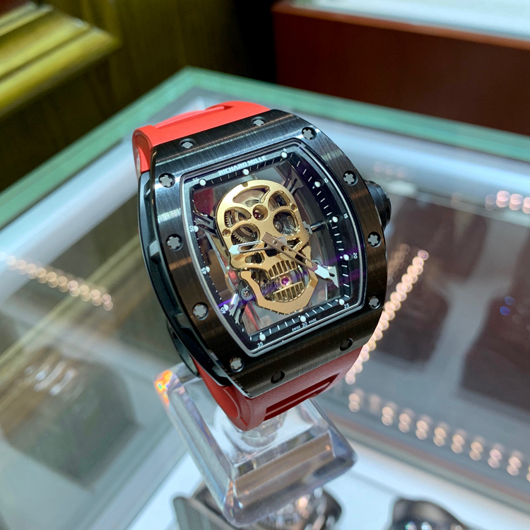 RICHARD MILLE 理查德米勒 ，RM 52-01。42.7×50毫米表径，陶瓷表壳，镂空酒桶型面盘，陀飞轮装置，RM052手动上弦机械机芯，动力储备48小时。 全套附件齐全。