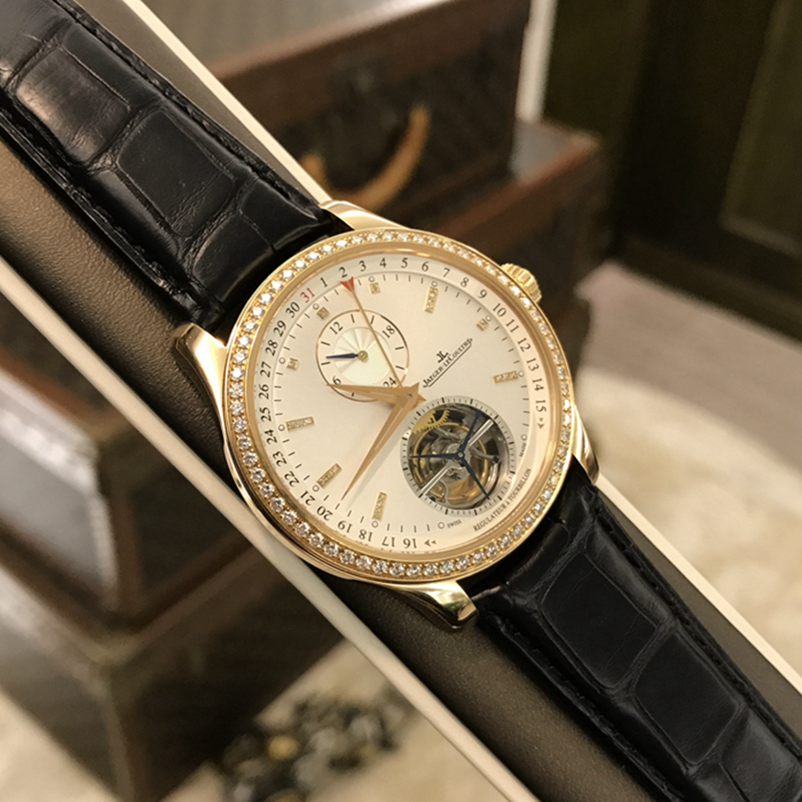 Jaeger-LeCoultre 积家 master 大师系列，1562401。41.5毫米表径，18K玫瑰金表壳镶嵌钻石， 银色放射状拉丝面盘，钻石时标，配备第二时区显示、24小时制参考时间显示和瞬跳指针，6点位置为陀飞轮装置，自产Cal.978B自动上弦机械机芯，动力储备48小时。专柜定价：679000元。 单表无附件。