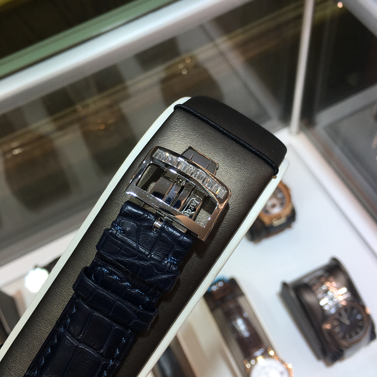 Jaeger-LeCoultre 积家 master 大师系列，43毫米表径，18K白金后镶钻表壳面盘，6点位置为陀飞轮装置，自动上弦机械机芯。 全套附件齐全。