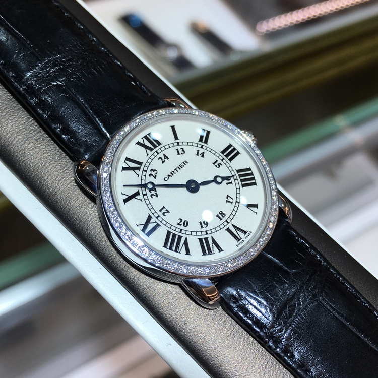 CARTIER 卡地亚 ROTONDE DE CARTIER系列，WR000251。29毫米表径，18K白金原钻表壳，白色面盘，精准石英机芯。专柜定价：171000元。 全套附件齐全。