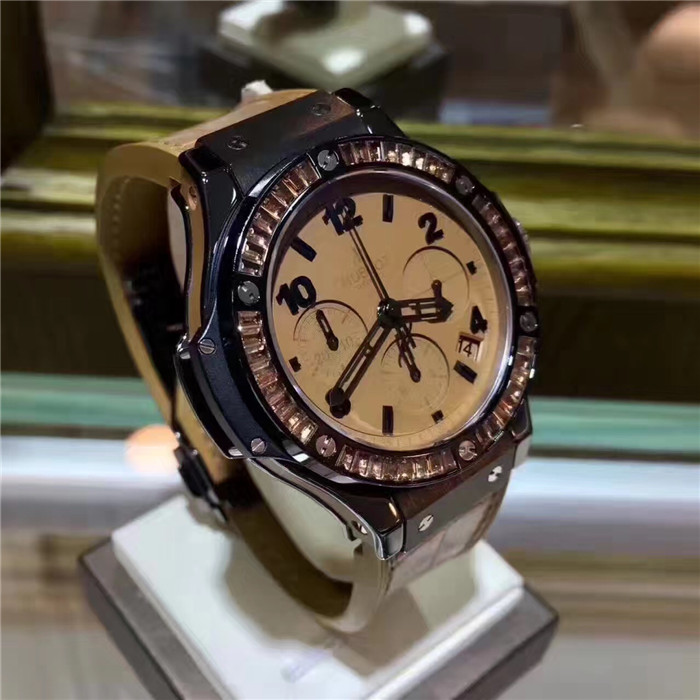 Hublot 宇舶 大爆炸系列，341.CA.5390.LR.1918，陶瓷外圈镶钻橙黄色盘面，橡胶表带，41毫米表径自动机械，