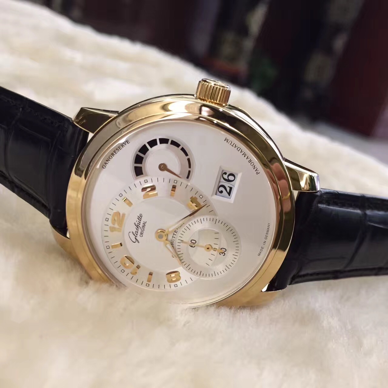 Glashutte 格拉苏蒂原创 PANO CLASSIC系列，90-03-31-31-04。18k黄金，42毫米表径，偏心针盘，小秒针，大日历及动力储备显示，将官底，背透双G 摆陀，独有双鹅颈德系自动上弦机械机芯。专柜定价：214000元。