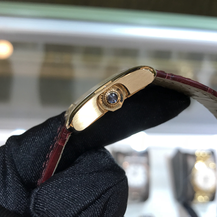 Cartier 卡地亚 Tank 坦克系列，WJTA0007。30.2 x 22.7毫米表径，18K玫瑰金表壳，镀银漆面，镶嵌11颗明亮式切割圆钻，精准石英机身，专柜定价：86500元。 单表无附件。