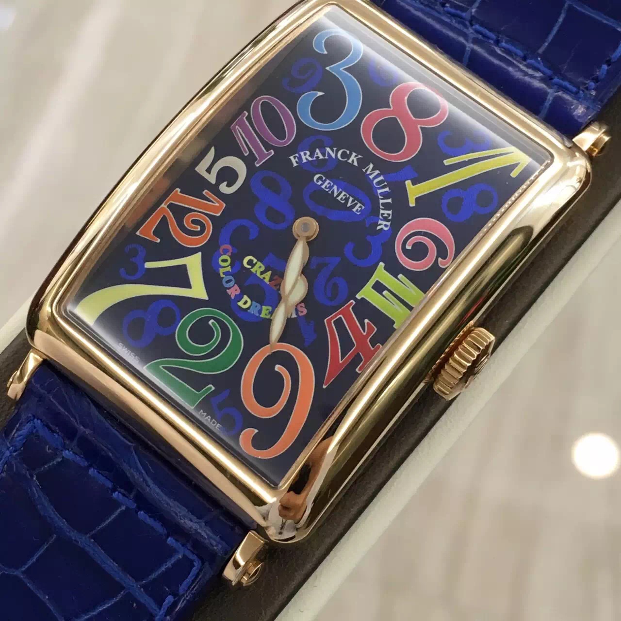 FRANCK MULLER 法兰克穆勒 Long Island 长岛系列，1200 CH COL DRM。32*54.6毫米表径，18k玫瑰金表壳，蓝色面盘，彩字乱跳时间。自动上弦机械机芯。 未使用品全套附件齐全。