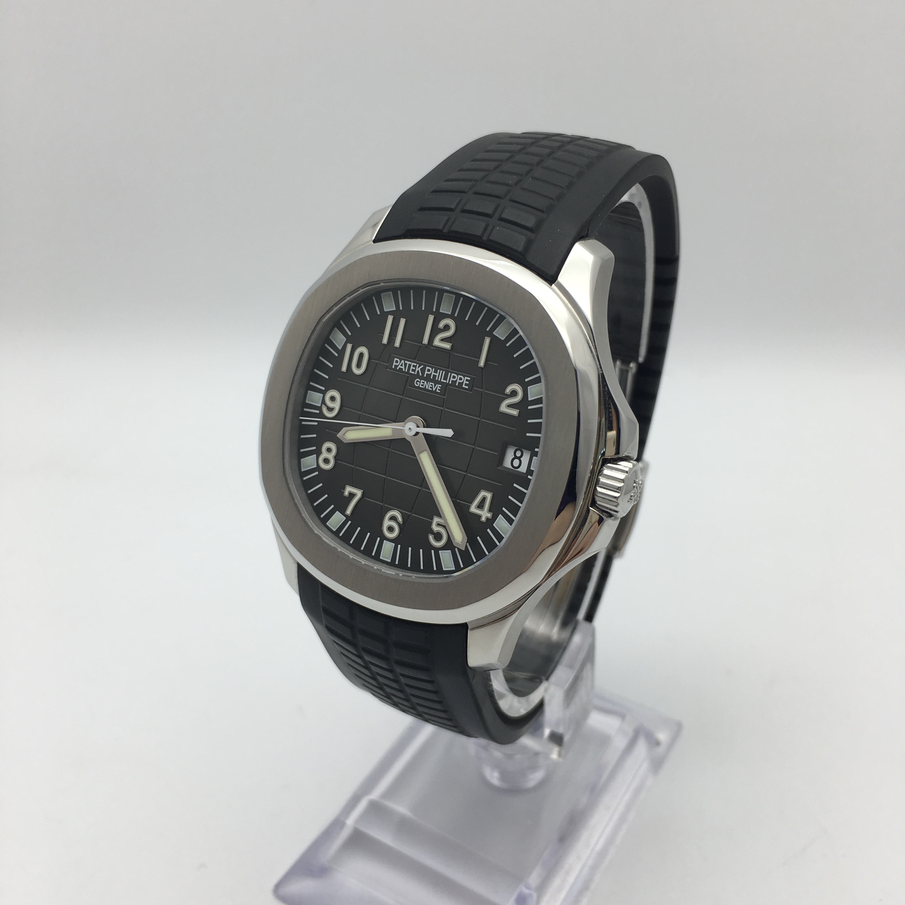 PATEK PHILIPPE 百达翡丽 Aquanaut系列，5167A-001。40毫米表径，精钢表壳，黑色浮雕表盘，覆荧光涂层金质立体字块，中心大秒针，3点位置日期显示，Cal.324 S C自动上弦机械机芯，动力储备45小时。专柜定价：138700元。 单表无附件。