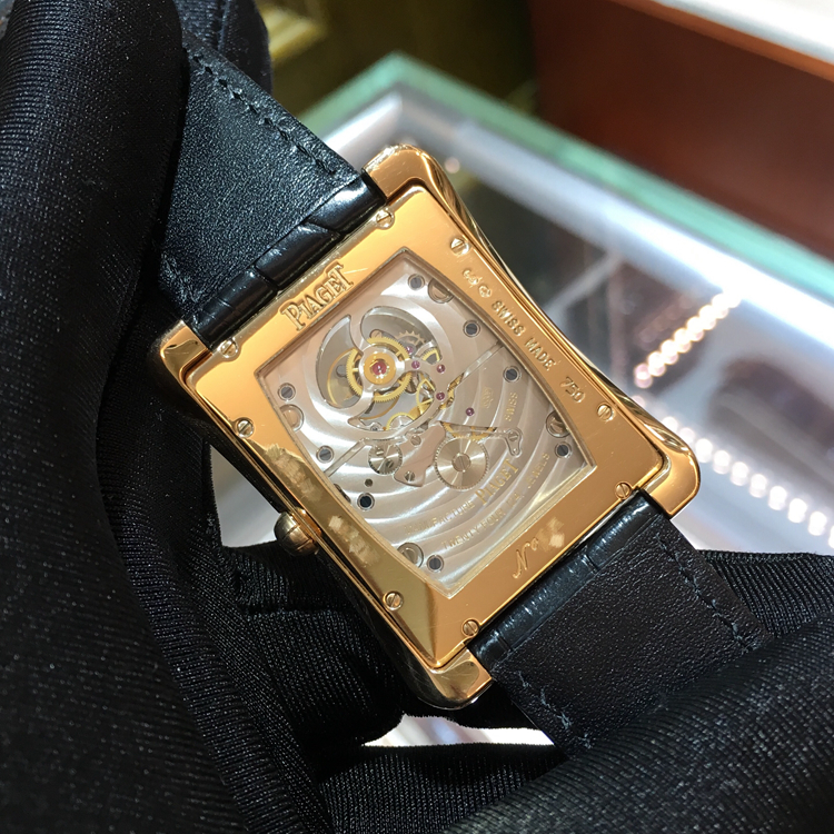 PIAGET 伯爵 BLACK -TIE系列，G0A34127。36毫米表径，18K玫瑰金表壳，银白色面盘，6点位置为动力储备显示，12点位置为陀飞轮装置，Cal.600P手动上弦机械机芯，动力储备44小时，专柜定价：1460000港币。 单表无附件。