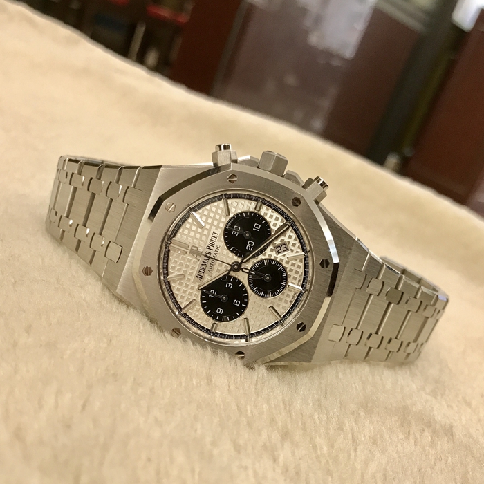 Audermars Piguet 爱彼 皇家橡树系列，26331ST.OO.1220ST.03。41毫米表径，精钢表壳，银色表盘镌刻“Grande Tapisserie”大型格纹装饰，搭配黑色副表盘和外区，白金材质荧光立体时标和皇家橡树指针，日期显示、计时功能自动上弦机械机芯，动力储备40小时。 未使用品全套附件齐全。