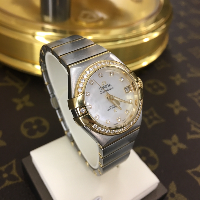 Omega 欧米茄 星座系列，123.25.27.20.55.003。27毫米表径，18K黄金/精钢镶钻，珍珠贝母面，镶钻时标，三点位置视窗式日期显示，自动机械机芯，动力储备50小时。专柜定价：76300元。 全套附件齐全。