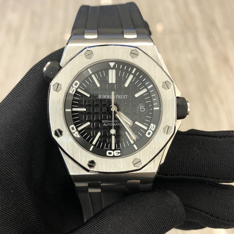 Audermars Piguet 爱彼 皇家橡树离岸型系列，15703ST.OO.A002CA.01。42毫米表径，精钢表壳，黑色表盘镌刻“Méga Tapisserie”超大格纹装饰，搭配白金荧光立体时标和皇家橡树指针、黑色旋转内表圈搭配潜水刻度和60至15分钟区域。Cal.3120自动上弦机械机芯，动力储备42小时。专柜定价：142000元。 单表无附件。