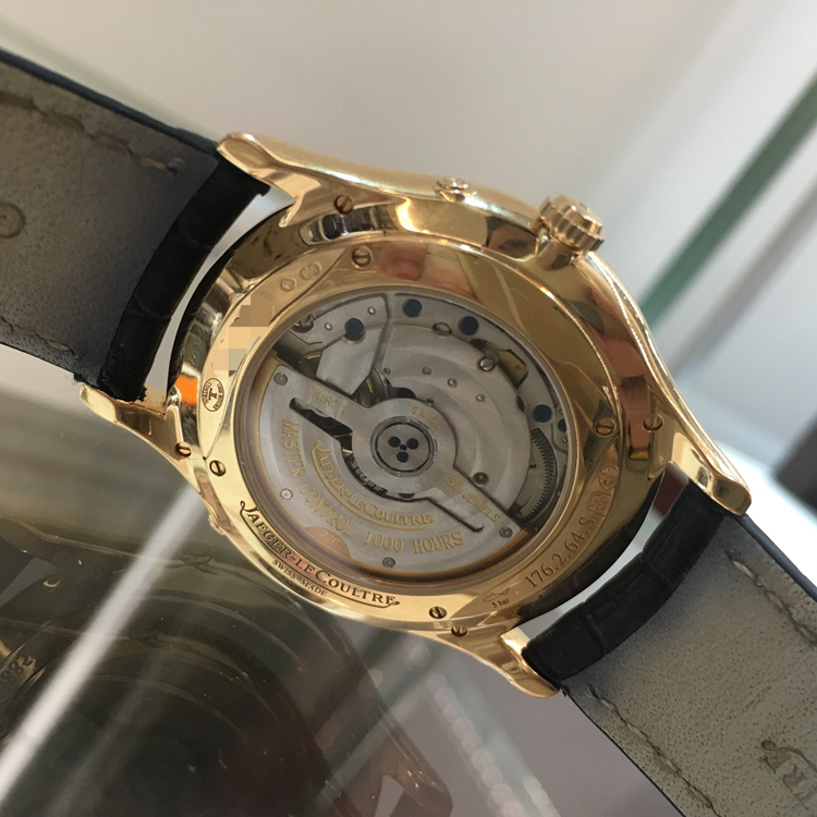 Jaeger-LeCoultre 积家 master 大师系列，1362501。39毫米表径，18K玫瑰金表壳，镶嵌80颗钻石，约0.57克拉， 蛋壳黄面盘，镀金时标，6点位置月相、日期显示，自产925/1自动上弦机械机芯，动力储备43小时，专柜定价：169000元。 全套附件齐全。