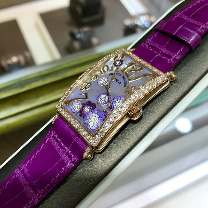 FRANCK MULLER 法兰克穆勒 长岛系列，952 QZ REL MOP VL D 1R。圣诞限量版，18K玫瑰金原镶钻圈，44×25毫米表径，限量66只。蓝色贝母盘面，珐琅绘面牡丹花，精准石英机芯。 未使用品全套附件齐全。