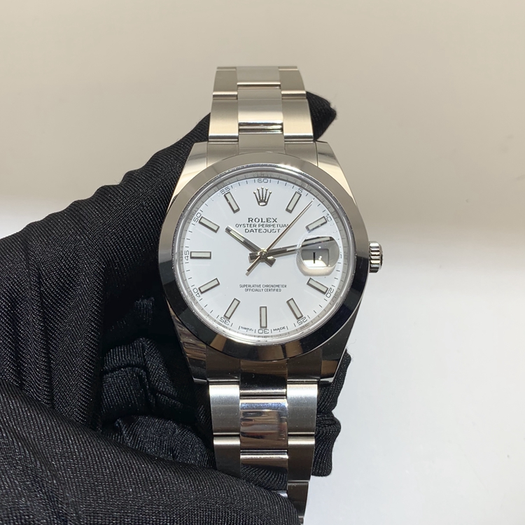 ROLEX 劳力士 日志型系列，126300-0005。41毫米表径，精钢表壳，白色面盘，3点位置防反光凸透式放大日历窗，3235自动上弦机械机芯，动力储备70小时。专柜定价：57400元。 单表无附件。