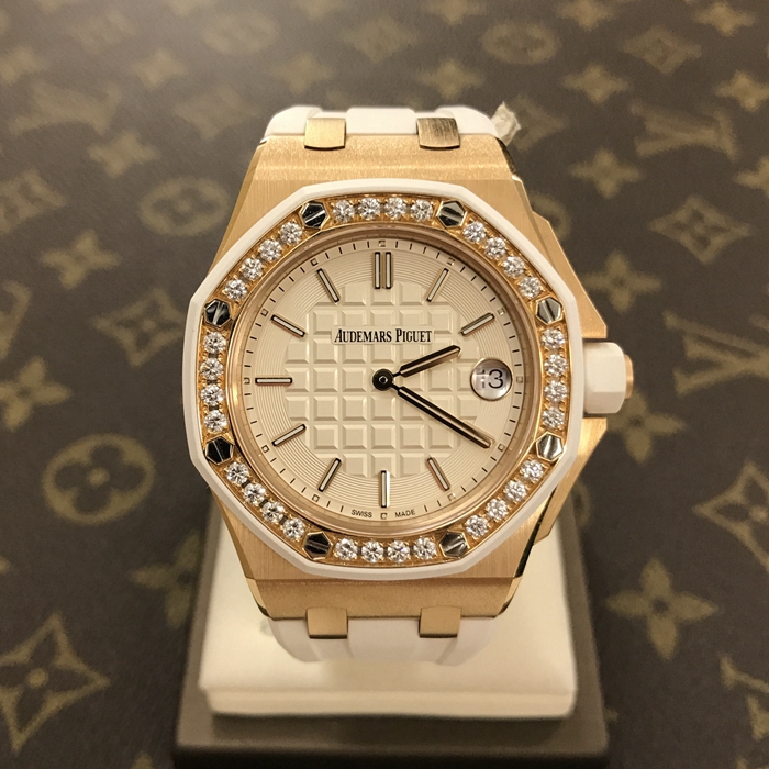 Audermars Piguet 爱彼 皇家橡树离岸型系列，67540OK.ZZ.A010CA.01。37毫米表径，18K玫瑰金表壳，白色面盘，三点位置日期显示，精准石英机芯。 全套附件齐全。