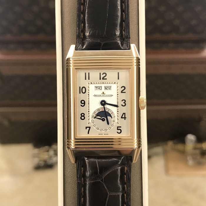 Jaeger-LeCoultre 积家 Reservo 翻转腕表系列，Q3752520。48.5x29.5毫米表径，18k玫瑰金表壳，银色面盘， 黑色移印数字，6点位置分别为指针式日期显示和月相显示，12点位置为星期和月份显示，手动上弦机械机芯，动力储备45小时。专柜定价：151000元。 单表无附件。