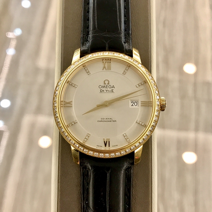 Omega 欧米茄 碟飞系列，424.58.40.20.52.001。39.5毫米表径，18K黄金原钻表壳，银色圆形面盘，3点位置日期显示，自动上弦机械机芯，动力储备48小时。专柜定价：153000元。 单表无附件。